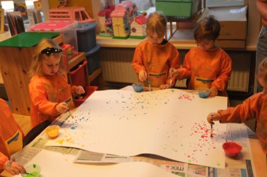Kindjes rond de tafel werken aan kunstproject